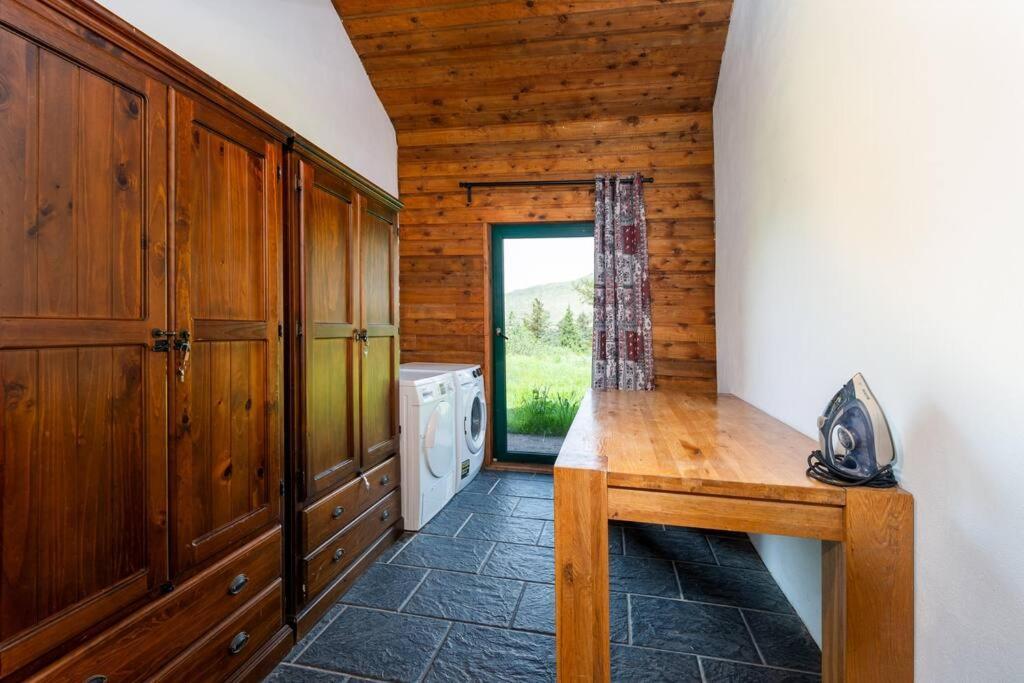 Heather Lodge With Sea And Mountain Views Leenaun Exterior photo